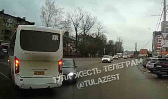 Момент ДТП с иномаркой и маршруткой в Туле попал на видео