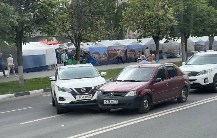 В Туле на Красноармейском проспекте столкнулись две иномарки