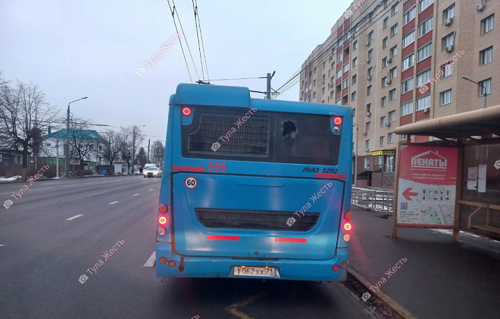 В Туле на линию выпустили автобус с дырой в заднем стекле