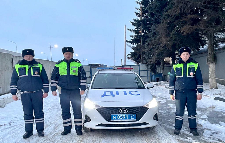 Сотрудники тульской ГАИ помогли водителям, попавшим в сложную дорожную ситуацию