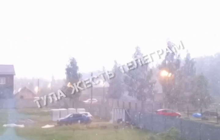 Мощнейший гром и разряд молнии в Туле попали на кадры очевидца