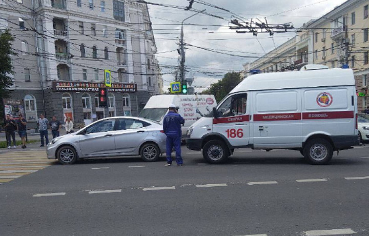 На проспекте Ленина в Туле карета скорой помощи столкнулась с легковушкой