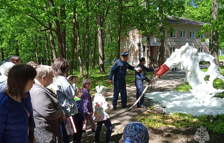 Тульские спасатели провели урок безопасности в детском санатории