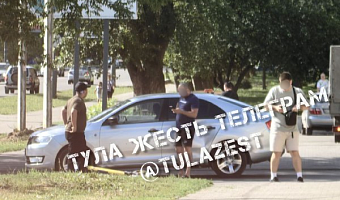 В Туле на улице Кутузова самокатчик врезался в автомобиль Skoda