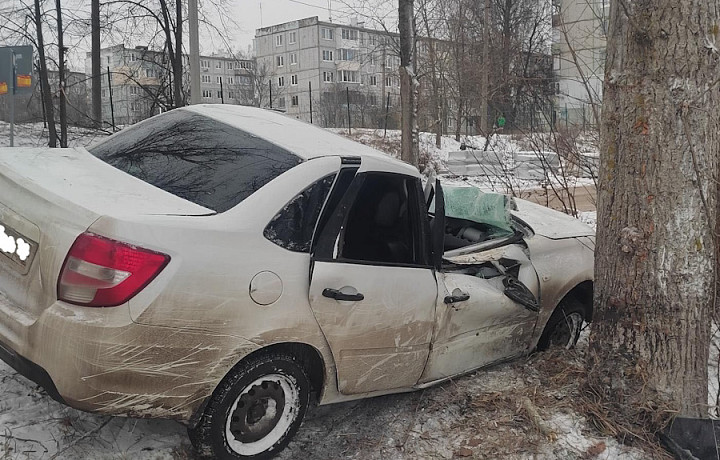 В Киреевске девушка за рулем Lada потеряла управление и влетела в дерево