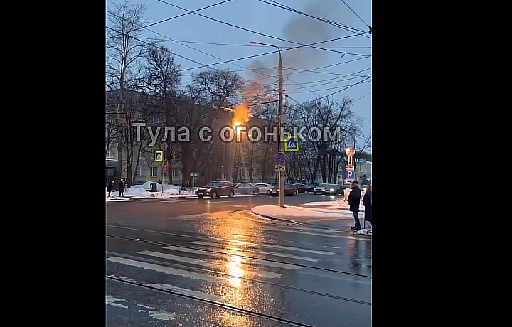 На перекрестке улиц Первомайской и Фридриха Энгельса в Туле загорелся светофор