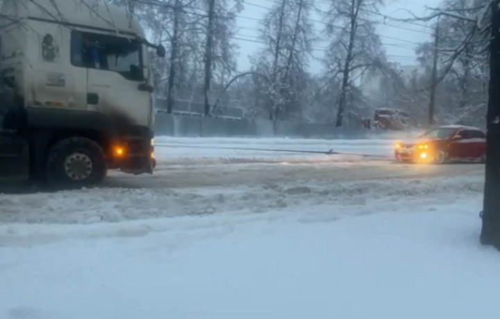 На улице Марата в Туле легковушка помогла буксующей фуре подняться в горку