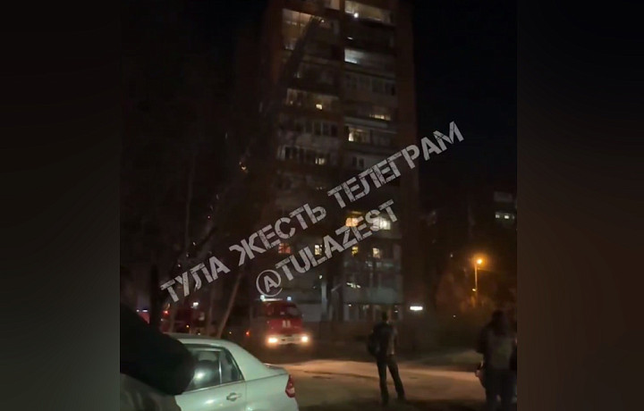 Туляки вызвали МЧС из-за мужчины, оказавшегося на наружной части балкона на улице Кирова Туляки вызвали МЧС из-за мужчины, оказавшегося на наружной части балкона на улице Кирова