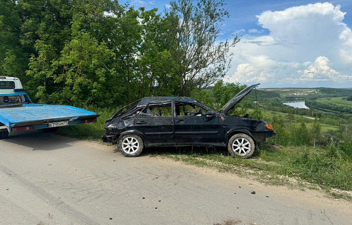 В Алексине 23-летний водитель без прав опрокинулся на ВАЗе и отправил своего пассажира в больницу