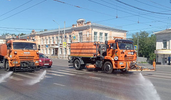 В Туле продолжается ежедневная уборка дорог и тротуаров