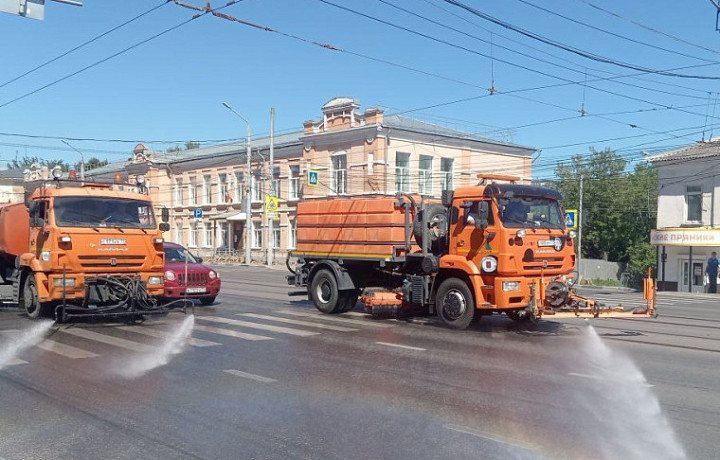 В Туле продолжается ежедневная уборка дорог и тротуаров