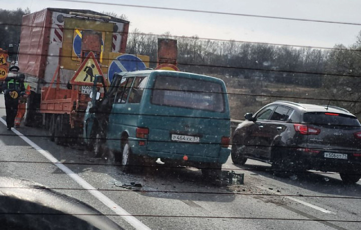 На 273 километре автодороги Крым в Тульской области Volkswagen столкнулся со спецтехникой