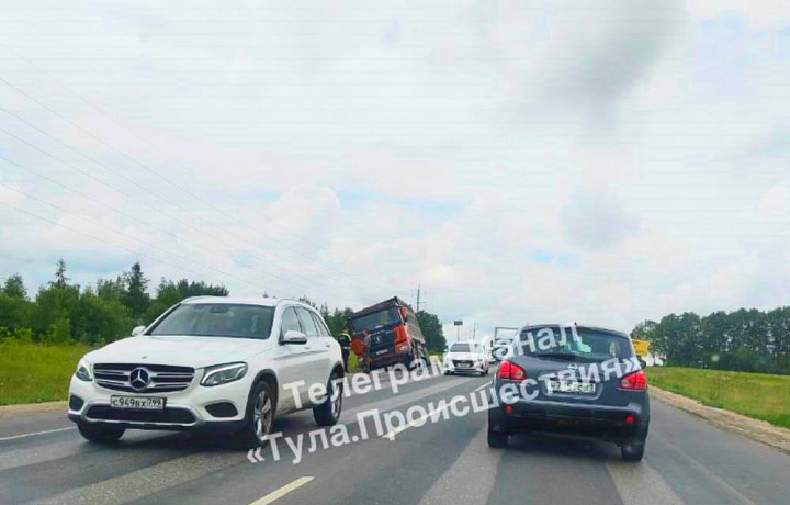 Грузовик слетел в кювет на Калужском шоссе в Туле