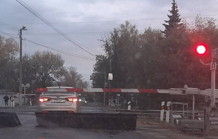 В Пролетарском округе Тулы водитель пытался проскочить на железнодорожном переезде, но застрял