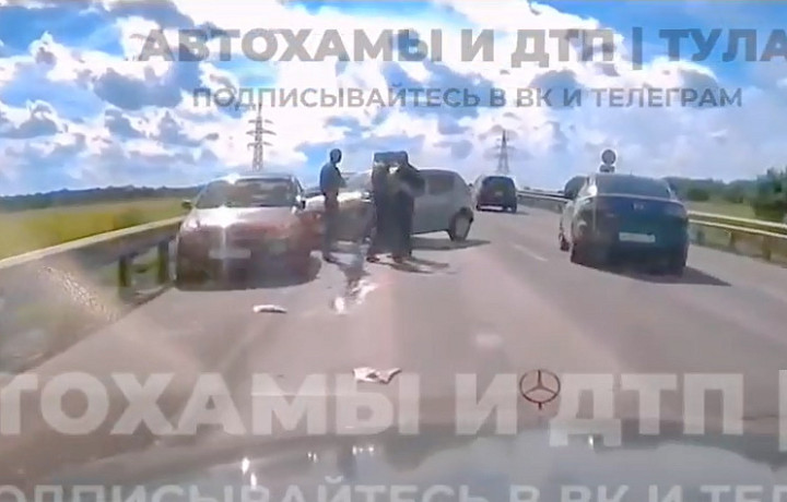 Опубликовано видео с места тройного ДТП на Калужском шоссе в Туле