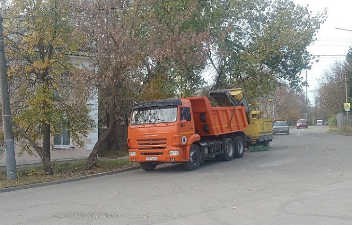 В Туле 24 октября продолжается уборка дорог и тротуаров