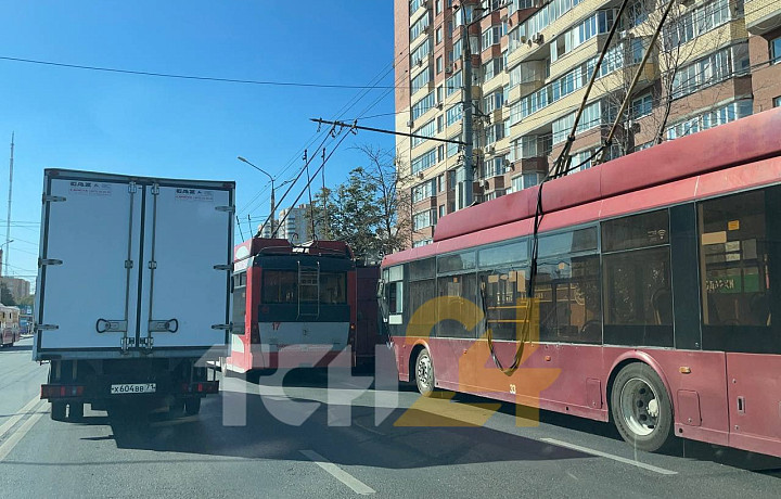 На Зеленстрое в Туле собралась пробка из-за ДТП с троллейбусом и фурой