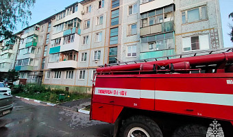 Сотрудники МЧС спасли трех человек из горящей квартиры в Донском Тульской области