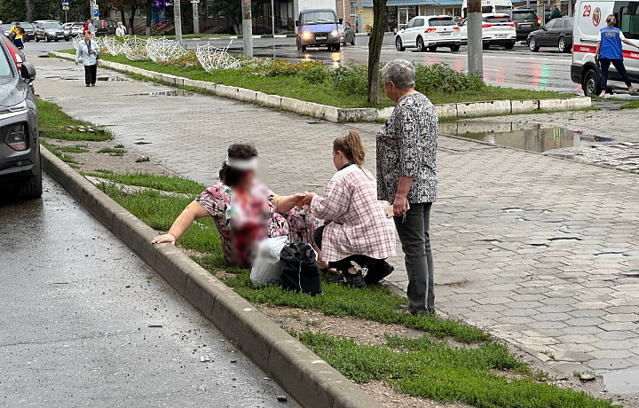 Прохожие и медики помогли тулячке, ударившейся головой об бордюр на улице Дмитрия Ульянова