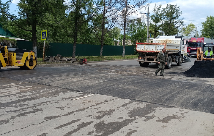 На улице Петра Смидовича в Ясногорске выполнен монтаж искусственных неровностей дороги