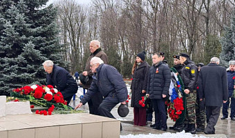 В Туле возложили цветы к мемориалам в честь 83-й годовщины обороны города-героя