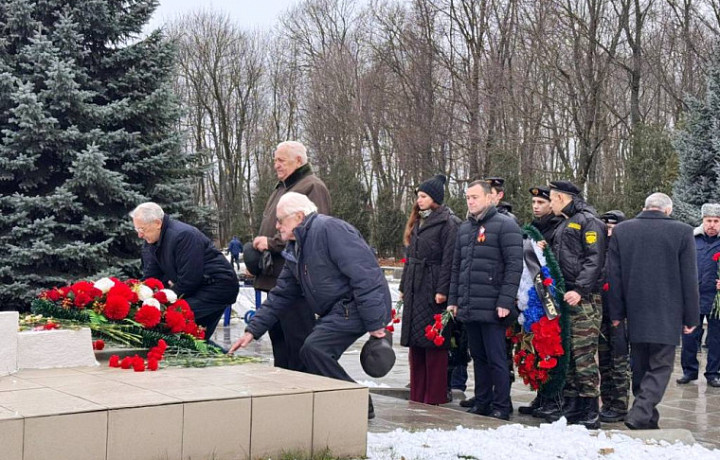 В Туле возложили цветы к мемориалам в честь 83-й годовщины обороны города-героя