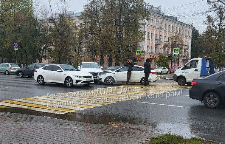 На пересечении проспекта Ленина и улицы Жаворонкова в Туле произошло ДТП