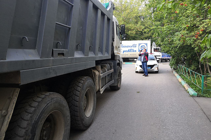 В Туле грузовик уронил столб на припаркованную машину на улице Новомосковской