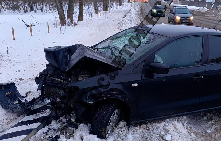 В Туле водитель Volkswagen Polo врезался в опору ЛЭП