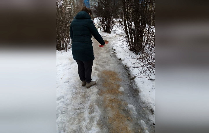 ﻿Тулячке пришлось посыпать дорогу песком самой из-за бездействия УК