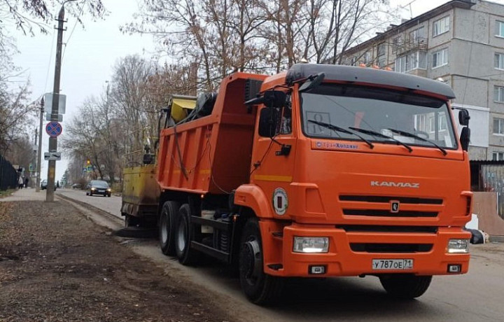 Более 90 единиц техники задействуют в уборке Тулы 14 ноября