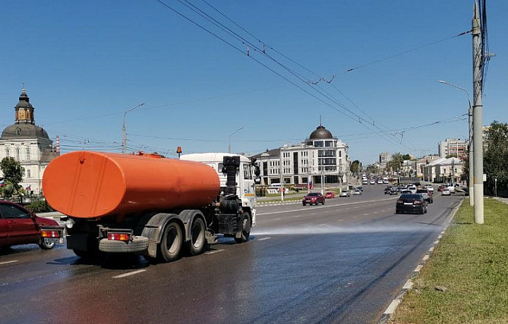 В Туле продолжают уборку и мойку дорог и тротуаров 13 июня