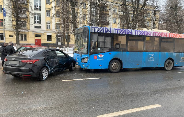 На проспекте Ленина в Туле столкнулись автобус и Hyundai