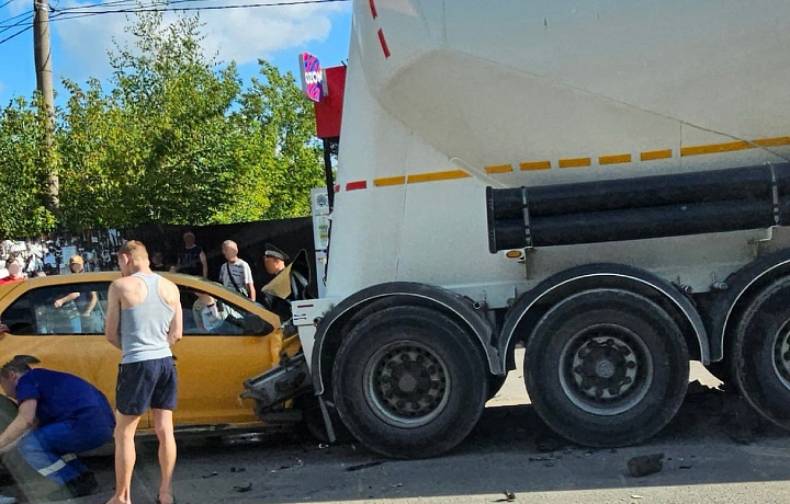 В Ясногорске на улице Машиностроителей Renault Logan врезался в большегруз