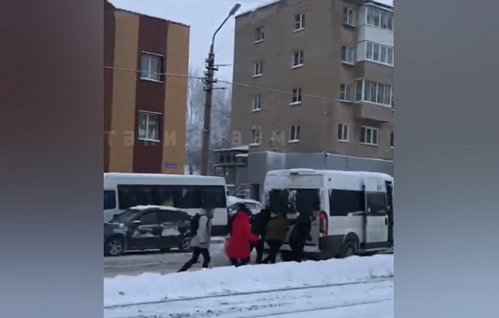 ﻿Тулякам пришлось толкать забуксовавшую маршрутку на улице Металлургов