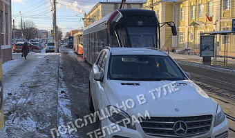 Припаркованная иномарка заблокировала движение трамваев на улице Коминтерна в Туле