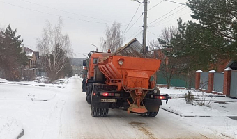 В Туле 12 декабря продолжается уборка дорог и тротуаров