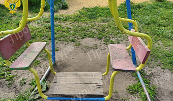 На 14 детских площадках Богородицка нашли опасное оборудование