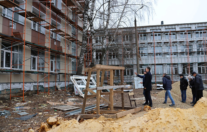 В Новомосковске продолжается капремонт двух школ