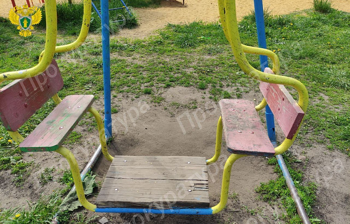 На 14 детских площадках Богородицка нашли опасное оборудование