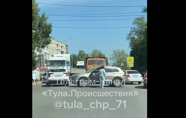 Одоевское шоссе Тулы оказалось заблокировано из-за ДТП