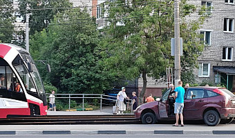 Иномарка вылетела на трамвайные пути на улице Волкова в Туле