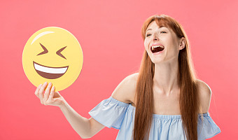 Помогают перенести боль, похудеть и снизить тревожность: в минздраве рассказали, чем полезны улыбка и смех