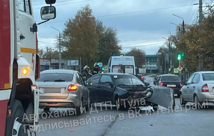 На Одоевском шоссе в Туле произошло тройное ДТП с двумя пострадавшими