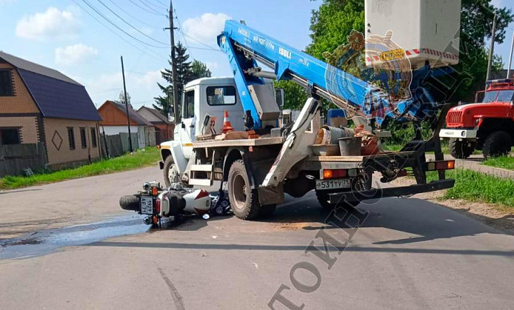 Мотоцикл въехал в газель