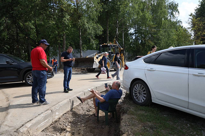 «Копают чуть ли не под машиной»: житель частного дома устроил забастовку из-за расширения улицы Тульского Рабочего Полка