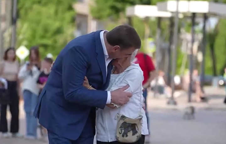 Объятия, воздушные поцелуи и благодарности: что осталось за кадром поездки губернатора Алексея Дюмина в Щекино