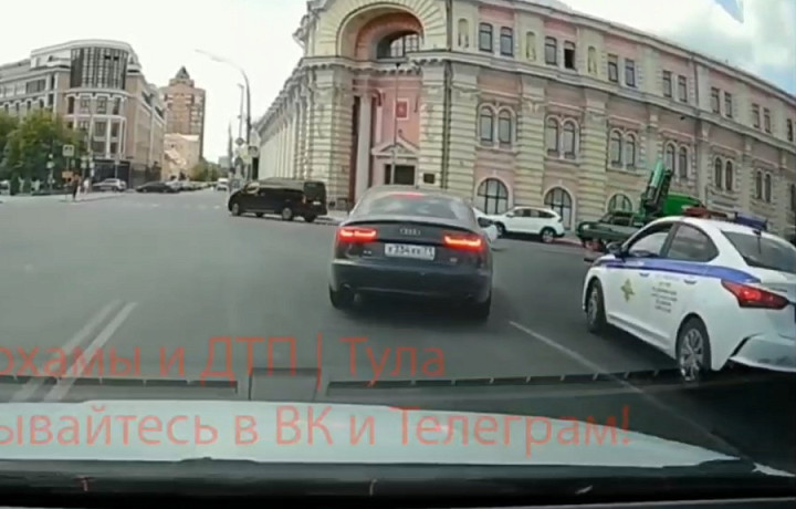 Легковушка Audi подрезала экипаж ДПС в центре Тулы