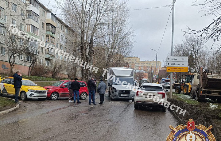 Газелист устроил тройное ДТП на улице Калинина в Туле Газелист устроил тройное ДТП на улице Калинина в Туле