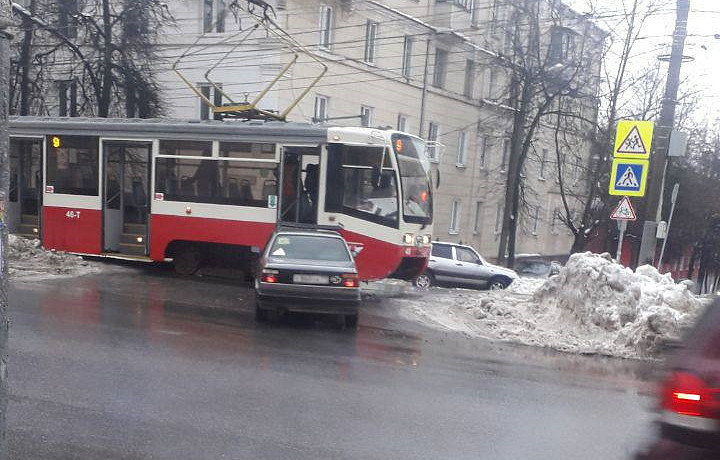 В Туле на улице Волкова произошло ДТП с легковушкой и трамваем